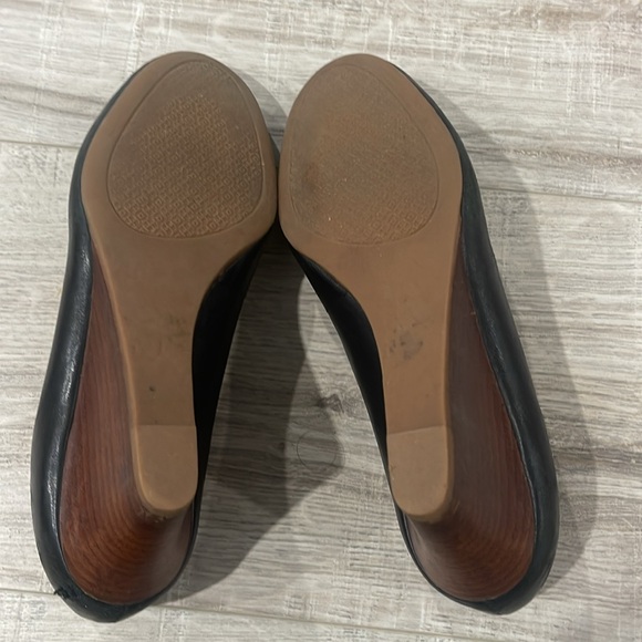Tory Burch Black Leather Wedge Pumps Size 6 - Picture 11 of 16